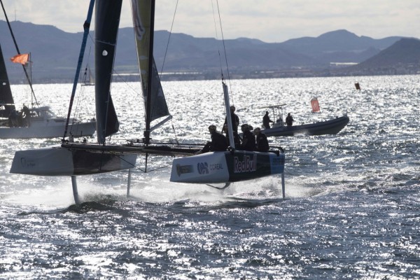 Los suizos Alinghi y Black Star inician la GC32 Mar Menor Cup mandando en San Pedro del Pinatar