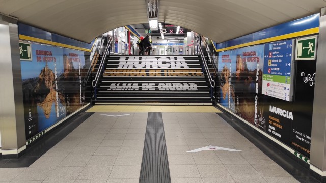 El metro de Sol y Gran Vía ya huelen a 'Esencia de huerta': Murcia lanza su nueva campaña turística