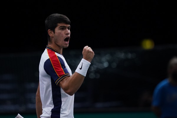 Alcaraz sigue madurando y gana en una tarde no tan buena para avanzar en París-Bercy
