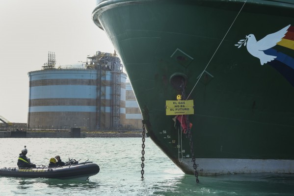El capitán del buque de Greenpeace, en libertad tras el bloqueo de un barco gasístico en Sagunt