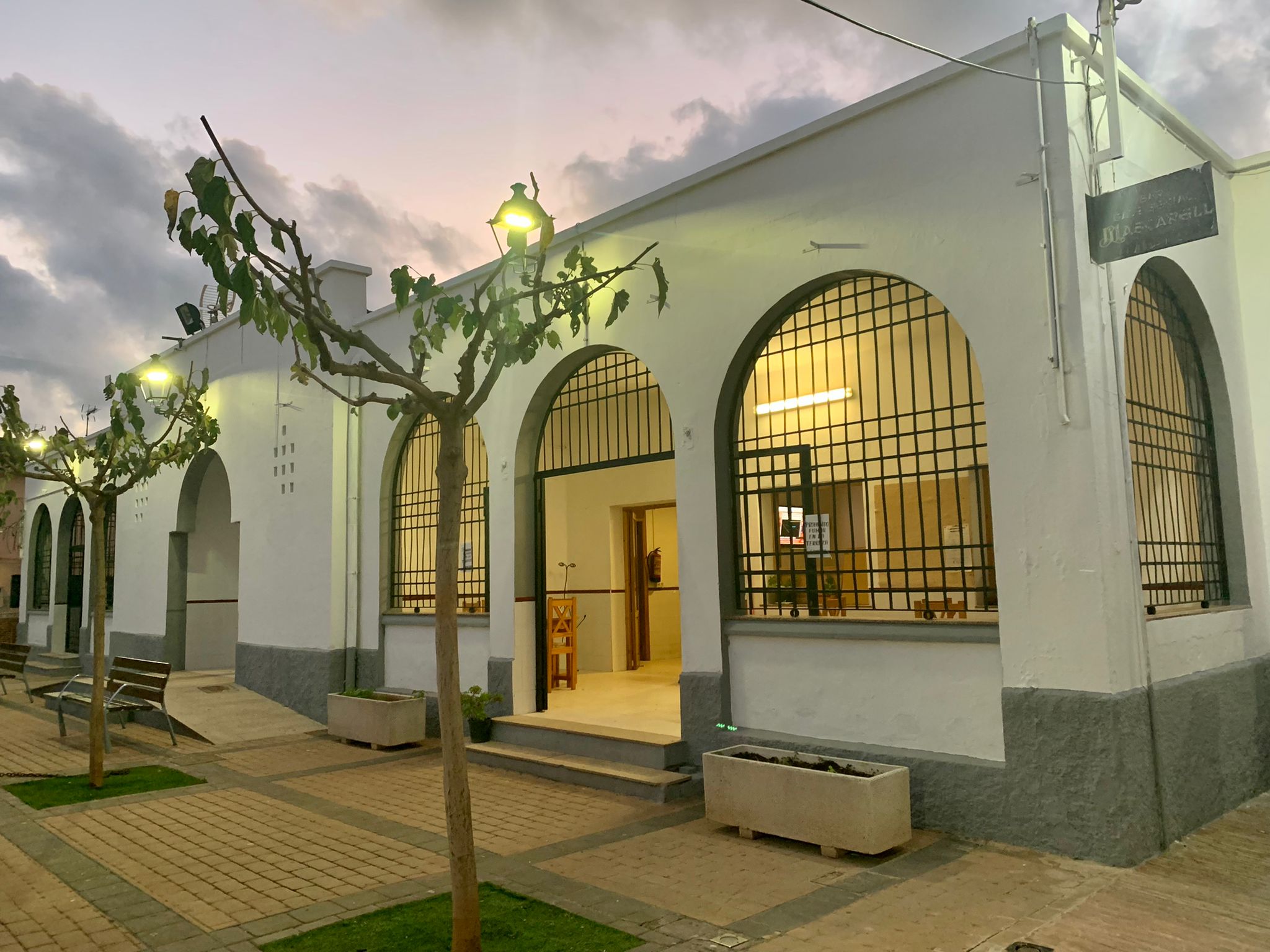 El Ayuntamiento de Nules mejora la imagen de Mascarell pintando los edificios municipales