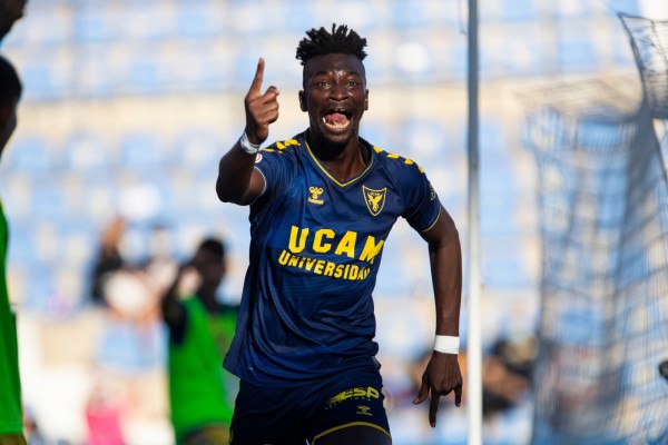 El UCAM CF vuelve a ganar tras tres derrotas y Salmerón respira aliviado en su banquillo