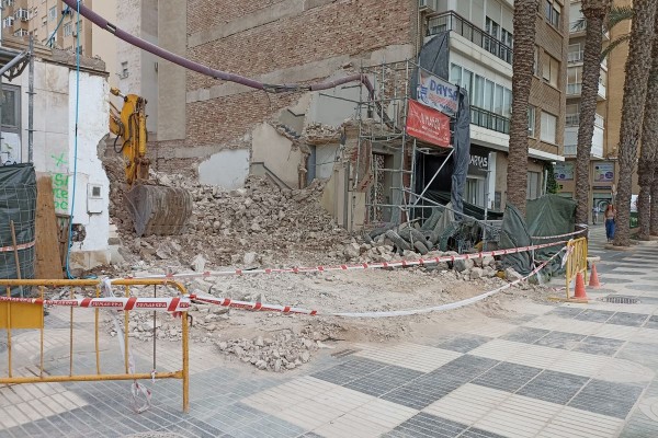 Caen a la vía cascotes durante el derribo de un edificio en la Plaza España de Cartagena