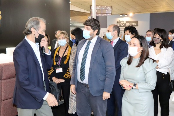 La Feria del Mueble de Yecla abre de nuevo sus puertas a la presencialidad con llenazo