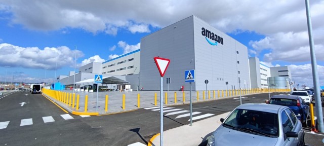 Amazon ya mueve 550.000 artículos diarios en su macrocentro de Corvera, que equivale a 27 campos de fútbol  