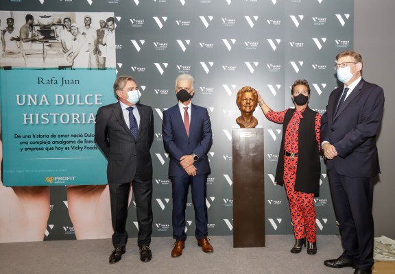 Rafa Juan presenta su libro 'Una Dulce historia', que narra la trayectoria de Vicky Foods