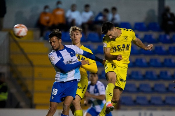 El UCAM CF naufraga contra 10 y teniendo dos penaltis a favor y Salmerón corre peligro