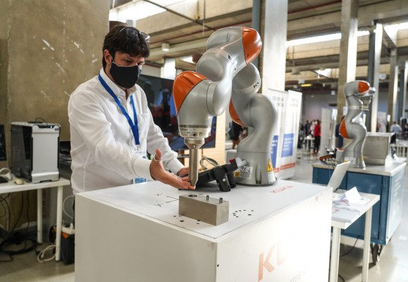 La automoción valenciana se lanza a la movilidad sostenible para asegurar su futuro 