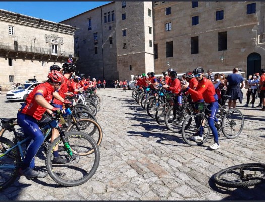 Bomberos de la Región llegan a Santiago de Compostela pedaleando sin parar desde Cartagena