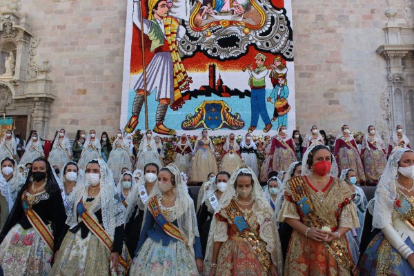 Borriana despide las Fallas de la pandemia con una emotiva ofrenda y su 'cremà' 