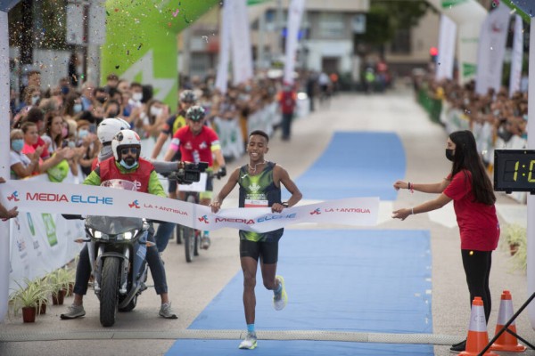 El marroquí Ben Hadi y la etíope Tiruye Mesfin se llevan la XLVIII Media Maratón de Elche
