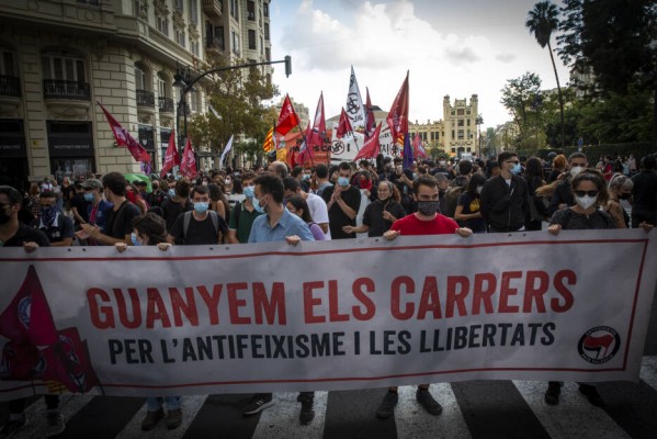 La Comissió 9 d'Octubre clama contra el fascismo en medio de un gran despliegue policial