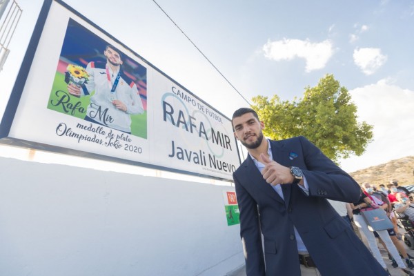 Rafa Mir asiste 