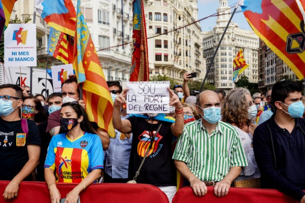 La Procesión Cívica vuelve a las calles entre aplausos a la Senyera y un recorrido 
