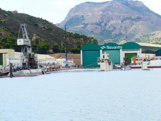 Pasado (S-71) y futuro (S-81) se dan la mano en el Puerto con la puesta a flote del Galerna en su último ciclo de vida 