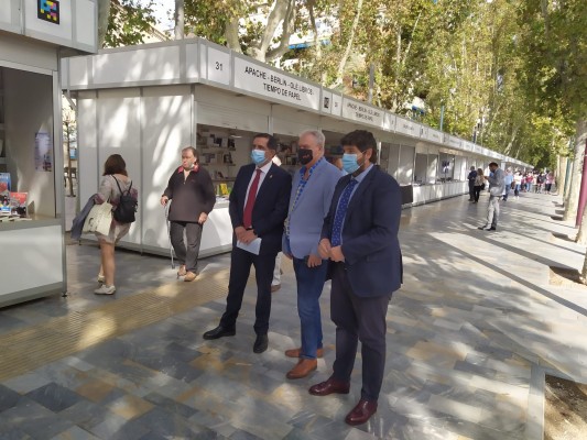 La literatura une lo que separa la política: Miras y Serrano coinciden 'entre novelas' en la Feria del Libro de Murcia