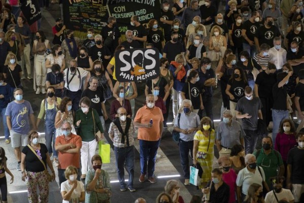 La ola 'SOS Mar Menor' inunda Murcia con 70.000 llamadas de auxilio en la calle