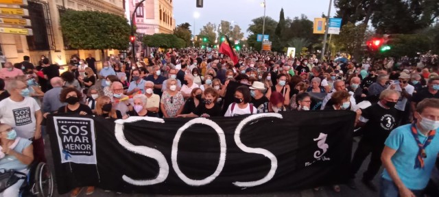 Miles de gargantas gritan ya por las calles de Murcia para que el Mar Menor no muera