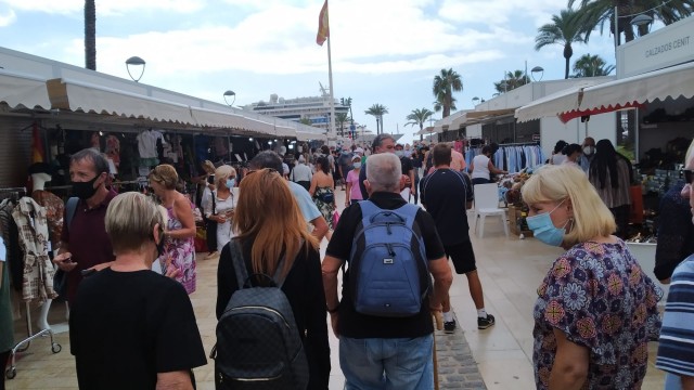La triple escala de cruceros en Cartagena llena las calles del centro de la ciudad de turistas extranjeros