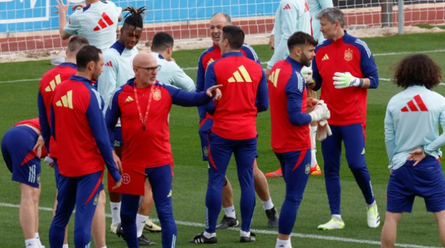 España busca certificar su liderato donde nació su estilo