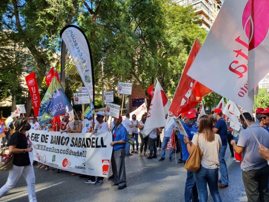 Los trabajadores del Banco Sabadell mantienen el pulso en las calles de Murcia por tercera semana