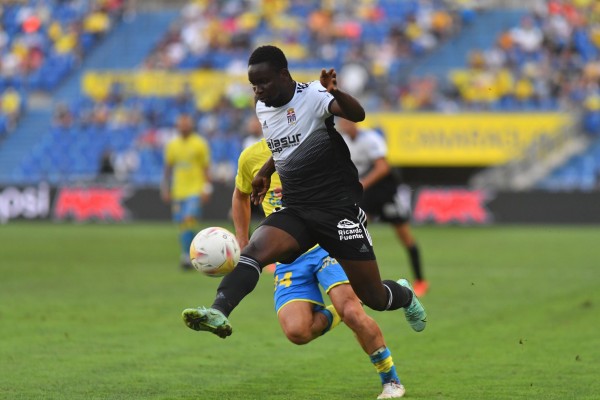 Severo correctivo para un débil Efesé en el Insular con tres goles encajados en 11 minutos