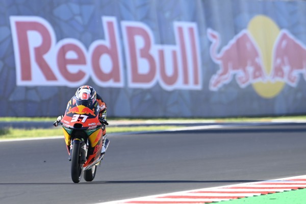 Acosta se ve envuelto en una caída y su ventaja al frente del Mundial de Moto3 se reduce a 30 puntos