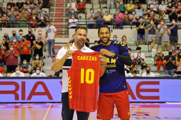 Carlos Cabezas es homenajeado en Murcia, donde estuvo dos temporadas entre 2014 y 2016