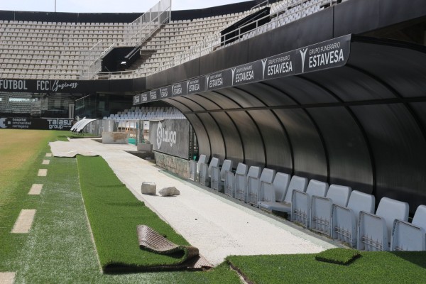 El Efesé resiembra el césped y reforma los banquillos del estadio, que patrocina la funeraria