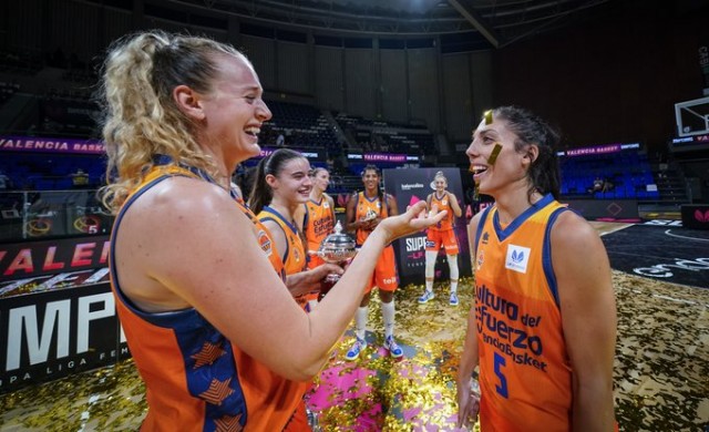 El Valencia ancla en el ‘cielo’ de la Fonteta el título de la Supercopa