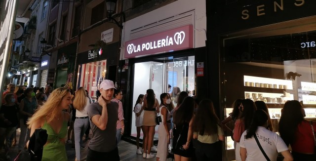 La revolución de los 'pollofres' llega a Murcia: largas colas para probar los famosos gofres con forma de pene
