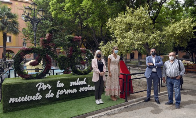 Un jardín vertical con forma de bicicleta rinde homenaje a los ciclistas en la Plaza de los Patos de Vistabella