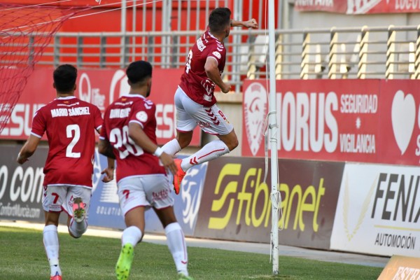El Real Murcia vence y convence para estar arriba en Segunda RFEF