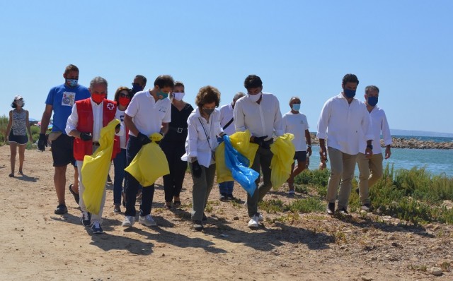 La Reina Sofía participa en la recogida de residuos en la playa de La Almadraba de Alicante