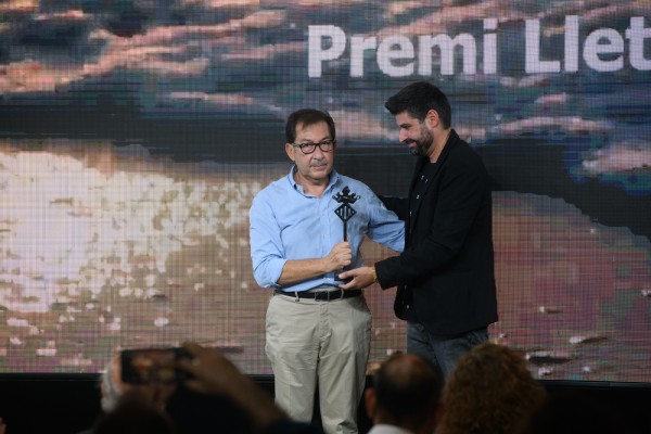  Miquel Nadal guanya el Premi Lletraferit amb una història de sis generacions sobre la ciutat de València


