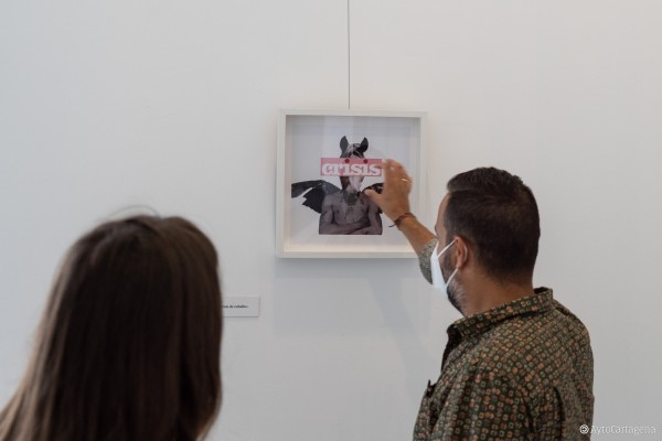 Un análisis crítico en forma de 'mejunje' artístico: kbrevaga expone 'Sociolítico/a' en Cartagena