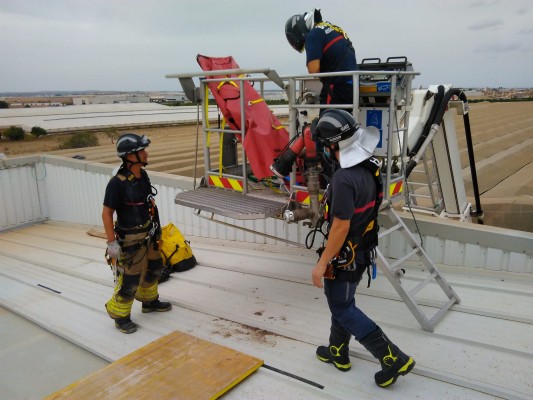 Heridos dos trabajadores en San Javier cuando instalaban paneles solares en una fábrica de frutas