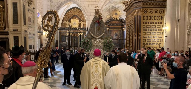 La Virgen de la Fuensanta recorre el interior de la Catedral en procesión entre aplausos y vítores