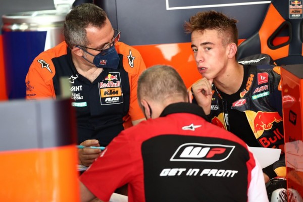 Acosta se cae pero mantiene su renta como líder del Mundial de Moto3; Aldeguer es séptimo en Moto2