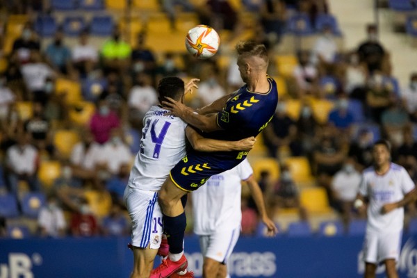 El UCAM CF más efectivo golea al Castilla de Raúl González ante más de 3.000 espectadores