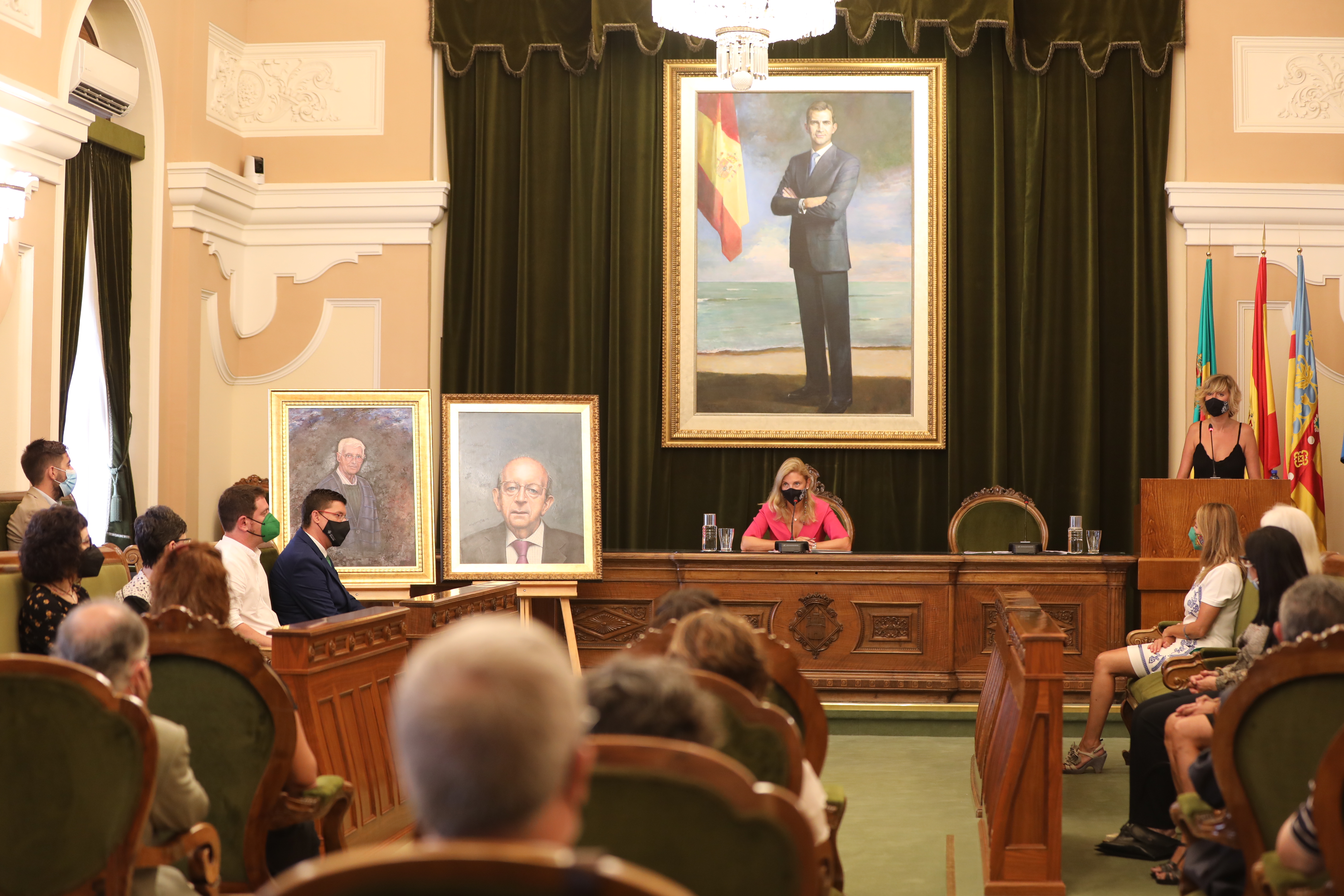 Castelló recibe los retratos conmemorativos de Germà Colón y el Padre Ricardo