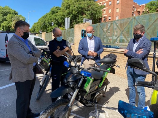 La Policía Local de Murcia estrena tres nuevos puntos de recarga para vehículos eléctricos