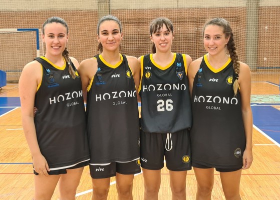 Las canteranas Sarrías, Velasco, Contreras y Navarro, con el primer equipo del Jairis