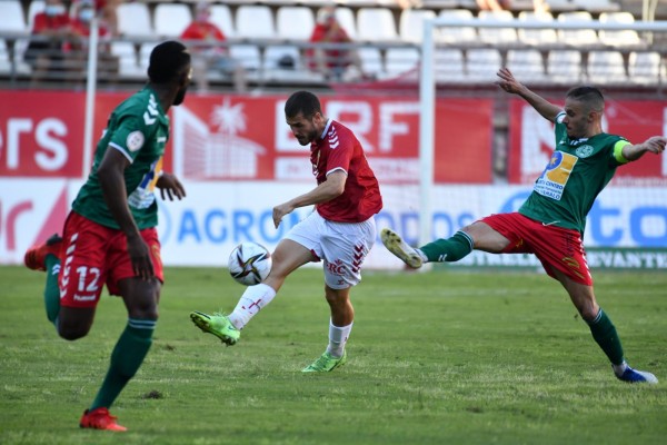 El Murcia, con momentos de lucidez ofensiva, gana pidiendo la hora en su debut en Segunda RFEF