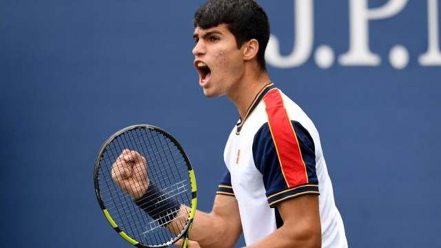 Alcaraz tumba a Tsitsipas, 3 del mundo, y llega a octavos del US Open con su triunfo más brillante