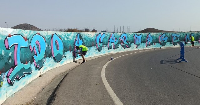 Un grafiti de los artistas urbanos Pepeteño y Stam da la bienvenida a Cartagena desde la rotonda de Villa París
