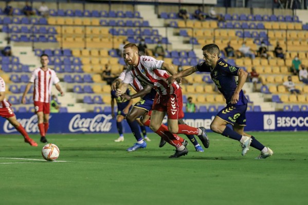 El UCAM CF comienza su andadura en Primera RFEF cediendo un empate en casa