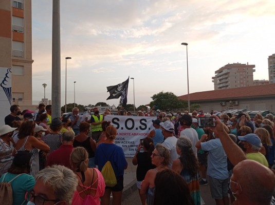 Cerca de 400 vecinos de la zona norte de La Manga se manifiestan para denunciar el abandono y falta de servicios