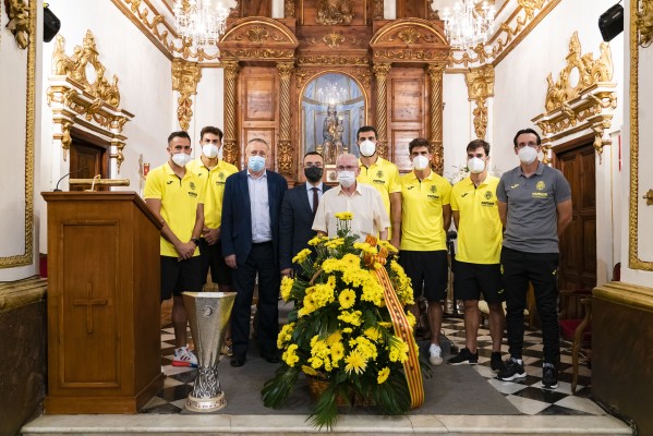 El Villarreal CF realiza su tradicional ofrenda a los patronos de la ciudad