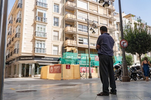 Pegiro rehabilita la fachada de un edificio frente a Hacienda ante el riesgo de desprendimientos